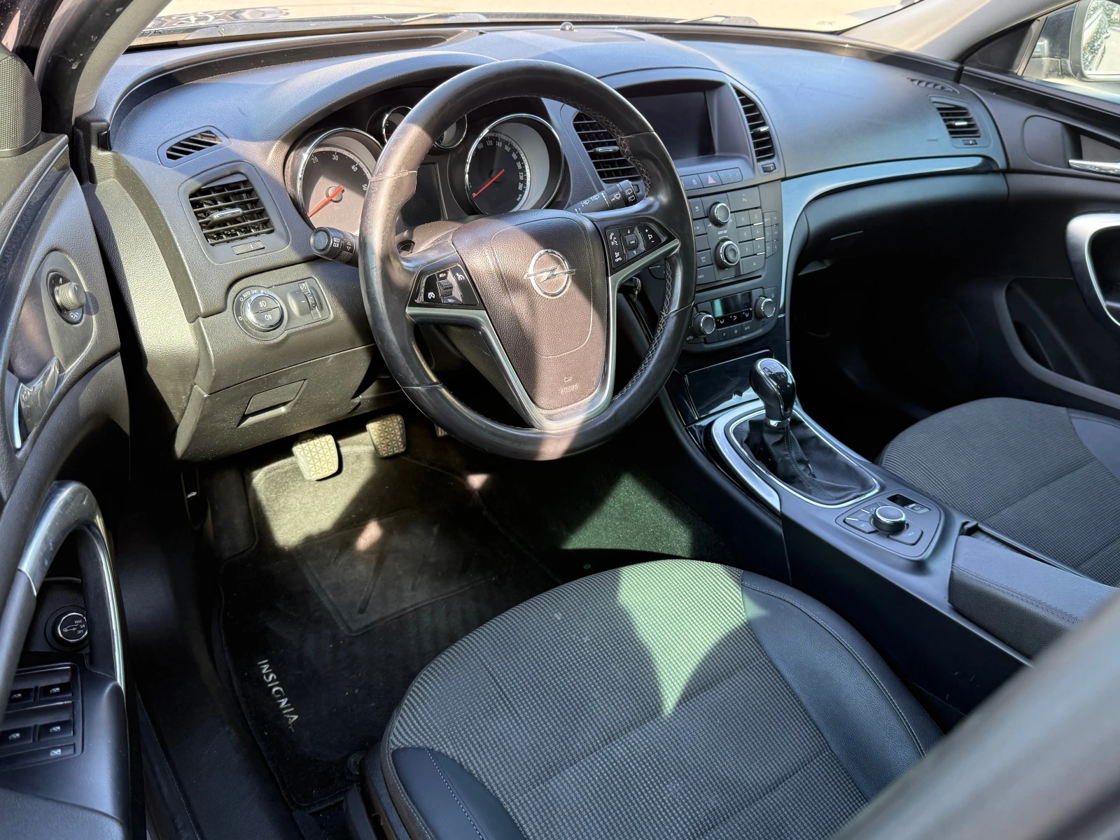 Opel Insignia 2.0 CDTI SPORTS TOURER, снимка 8 - Автомобили и джипове - 54837527