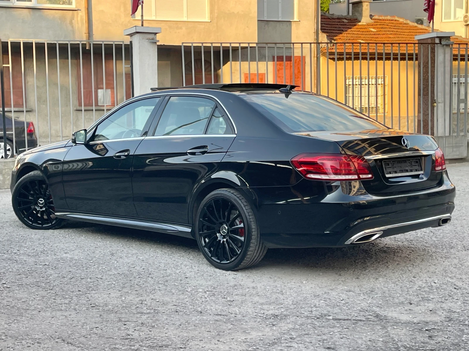 Mercedes-Benz E 350 BlueTEC-AMG-FACE-PANORAMA-HARMAN-AMBIENT-ПОДГРЕВ, снимка 4 - Автомобили и джипове - 54998785