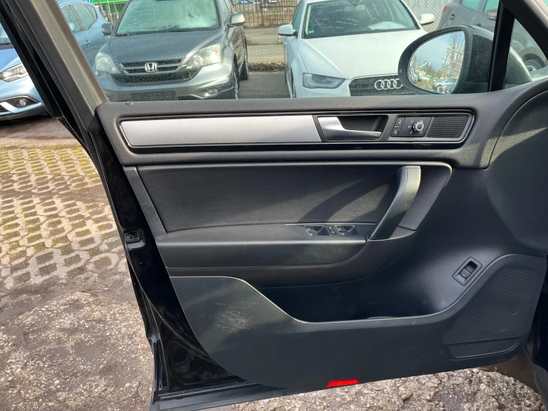 VW Touareg 3.0 TDI SPORT, снимка 8 - Автомобили и джипове - 53264008