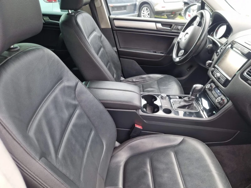 VW Touareg 3.0 TDI SPORT, снимка 10 - Автомобили и джипове - 53264008