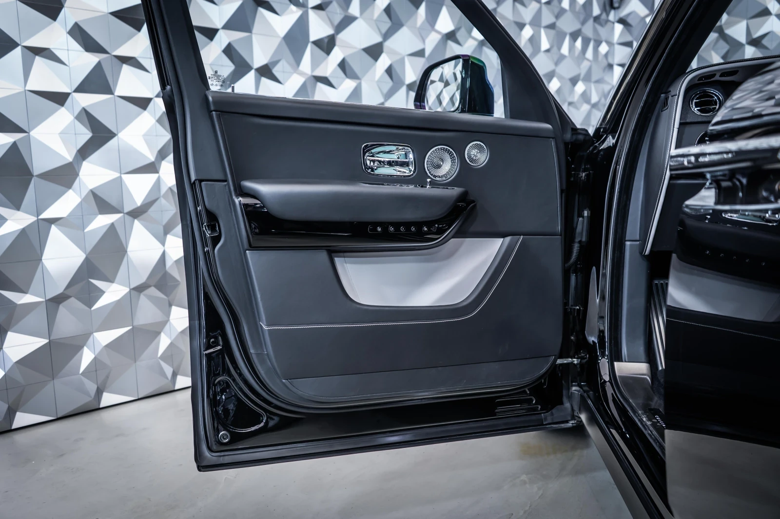 Rolls-Royce Cullinan TV* Маси* Хладилник - изображение 7