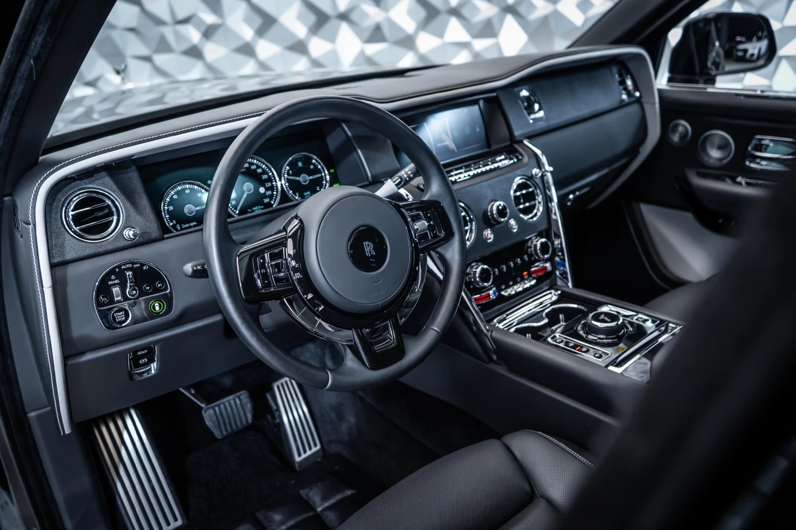 Rolls-Royce Cullinan TV* Маси* Хладилник - изображение 8