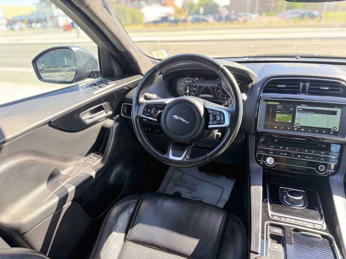 Jaguar F-PACE 25T / PRESTIGE / PANO - изображение 7