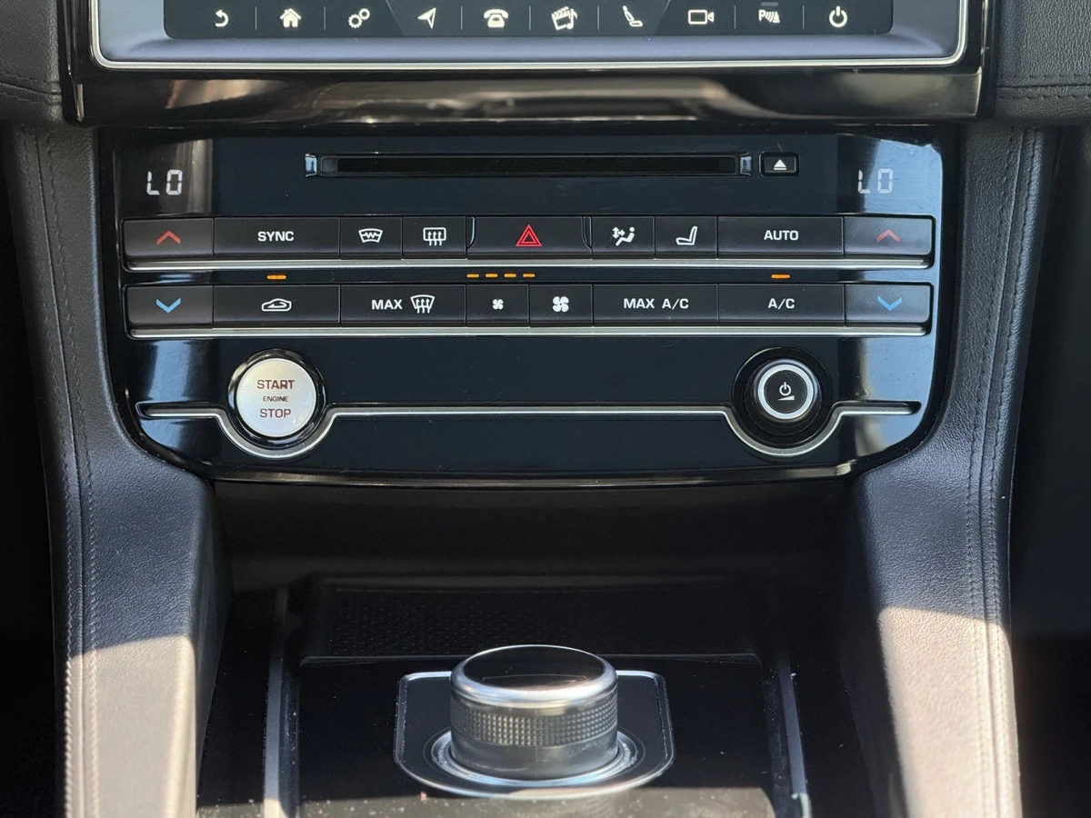 Jaguar F-PACE 25T / PRESTIGE / PANO - изображение 9