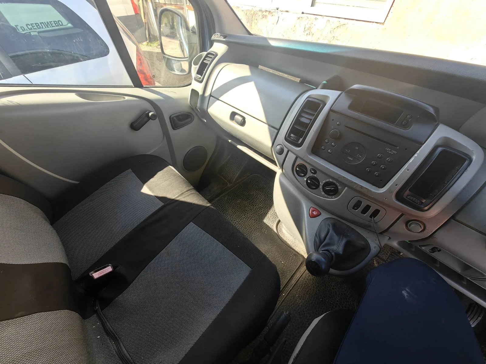 Opel Vivaro 1.9, снимка 8 - Бусове и автобуси - 54715177