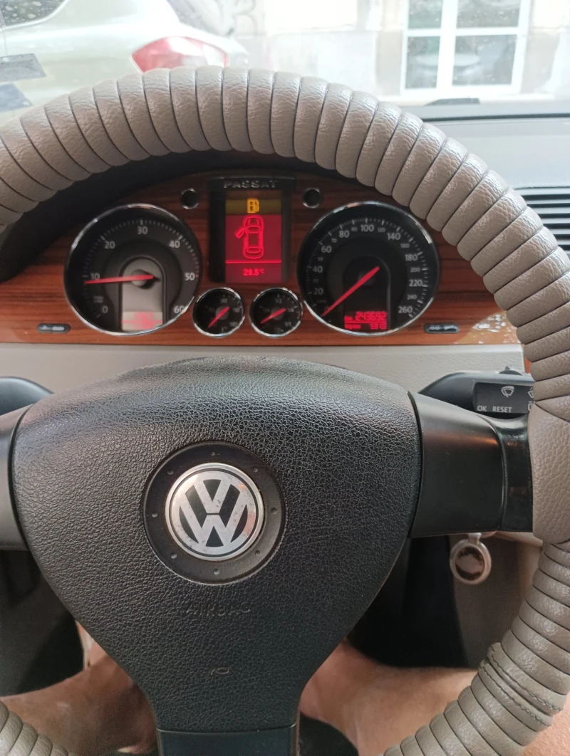 VW Passat 2.0 TDI, снимка 12 - Автомобили и джипове - 47200872