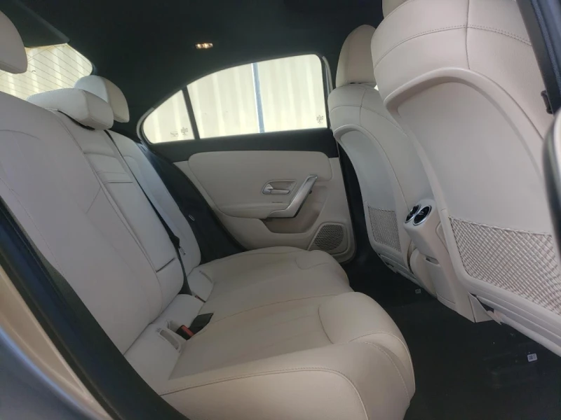 Mercedes-Benz A 220 4MATIC* FULL* РЕАЛНИ КМ* ПЕРФЕКТНА, снимка 9 - Автомобили и джипове - 53133835