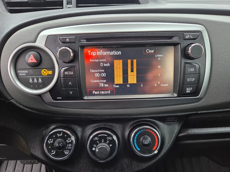 Toyota Yaris 1.3i-Автоматик, снимка 10 - Автомобили и джипове - 53367988