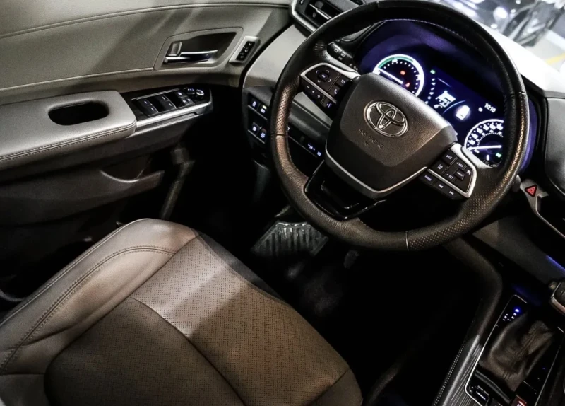 Toyota Sienna Hybrid Limited * * AWD * * 7 Места * * Carfax * * , снимка 4 - Автомобили и джипове - 53578312