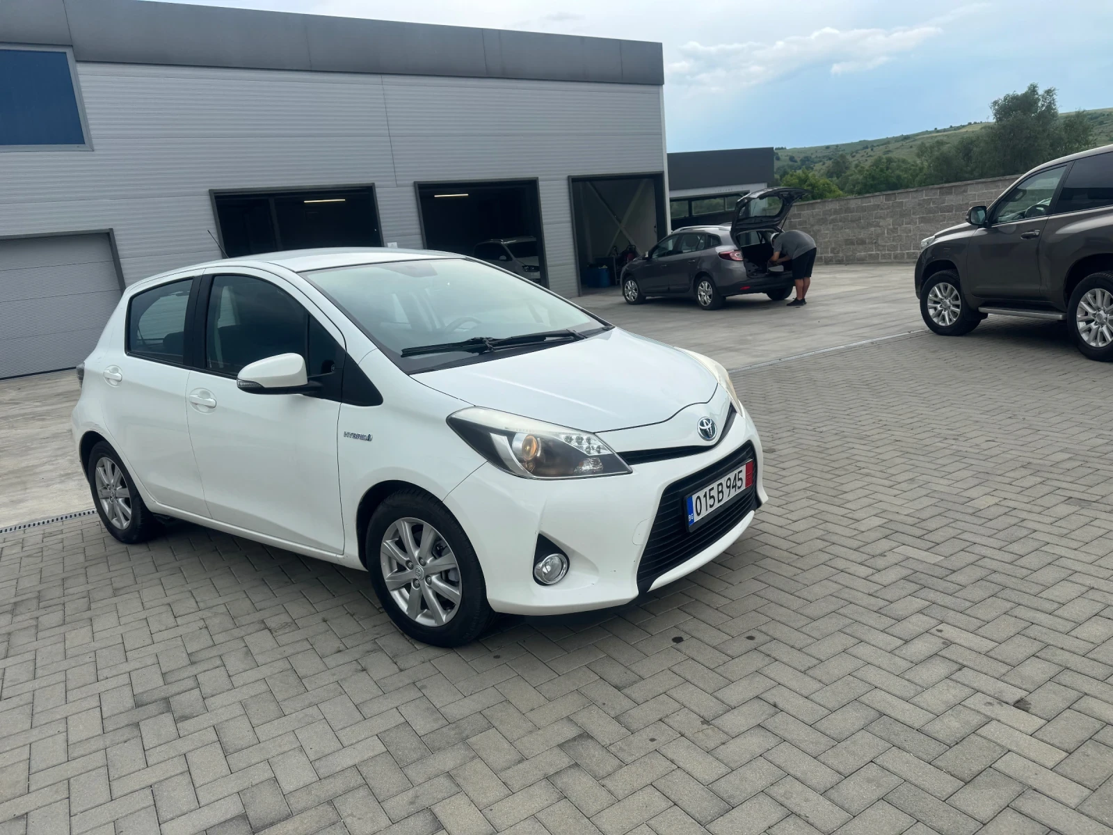 Toyota Yaris 1.5 hybrid  - изображение 2