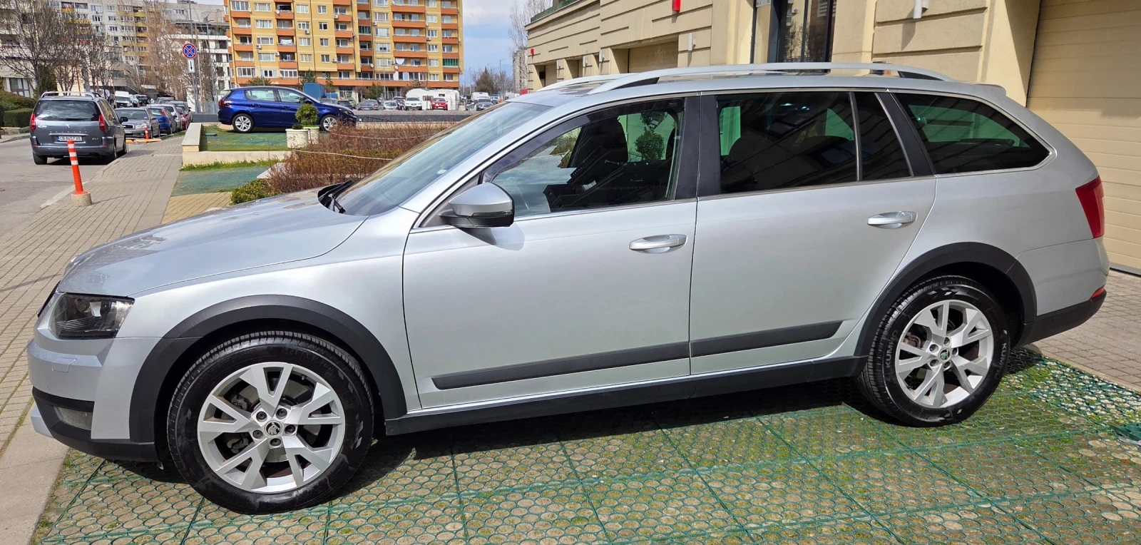 Skoda Octavia Scout 2.0tdi 184кс DSG, снимка 2 - Автомобили и джипове - 53926699