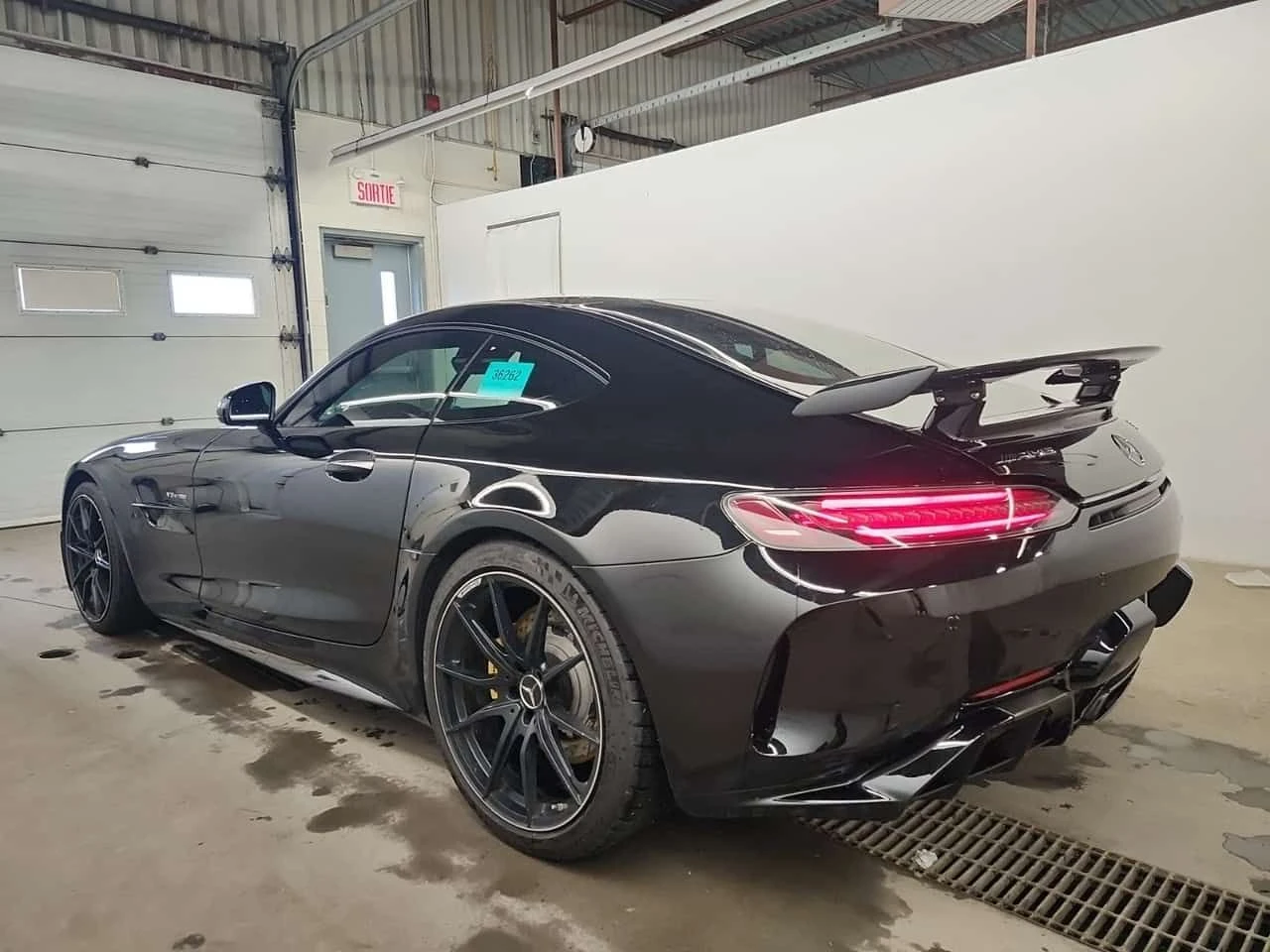 Mercedes-Benz AMG GT R * CARFAX * CARBON * 2 КЛЮЧА, снимка 4 - Автомобили и джипове - 53941100