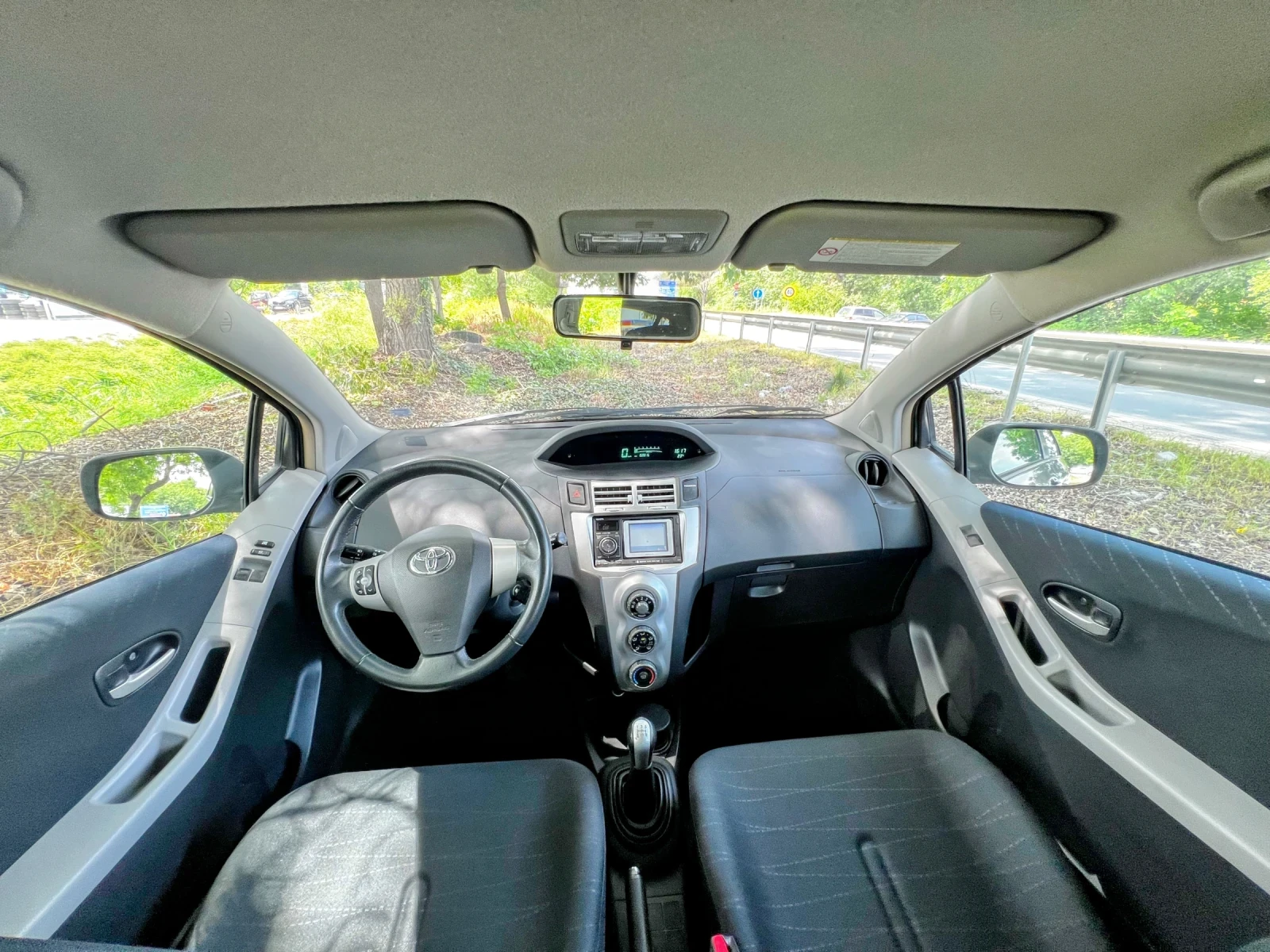 Toyota Yaris 1.3 VVT-I 158000km, снимка 9 - Автомобили и джипове - 54618962