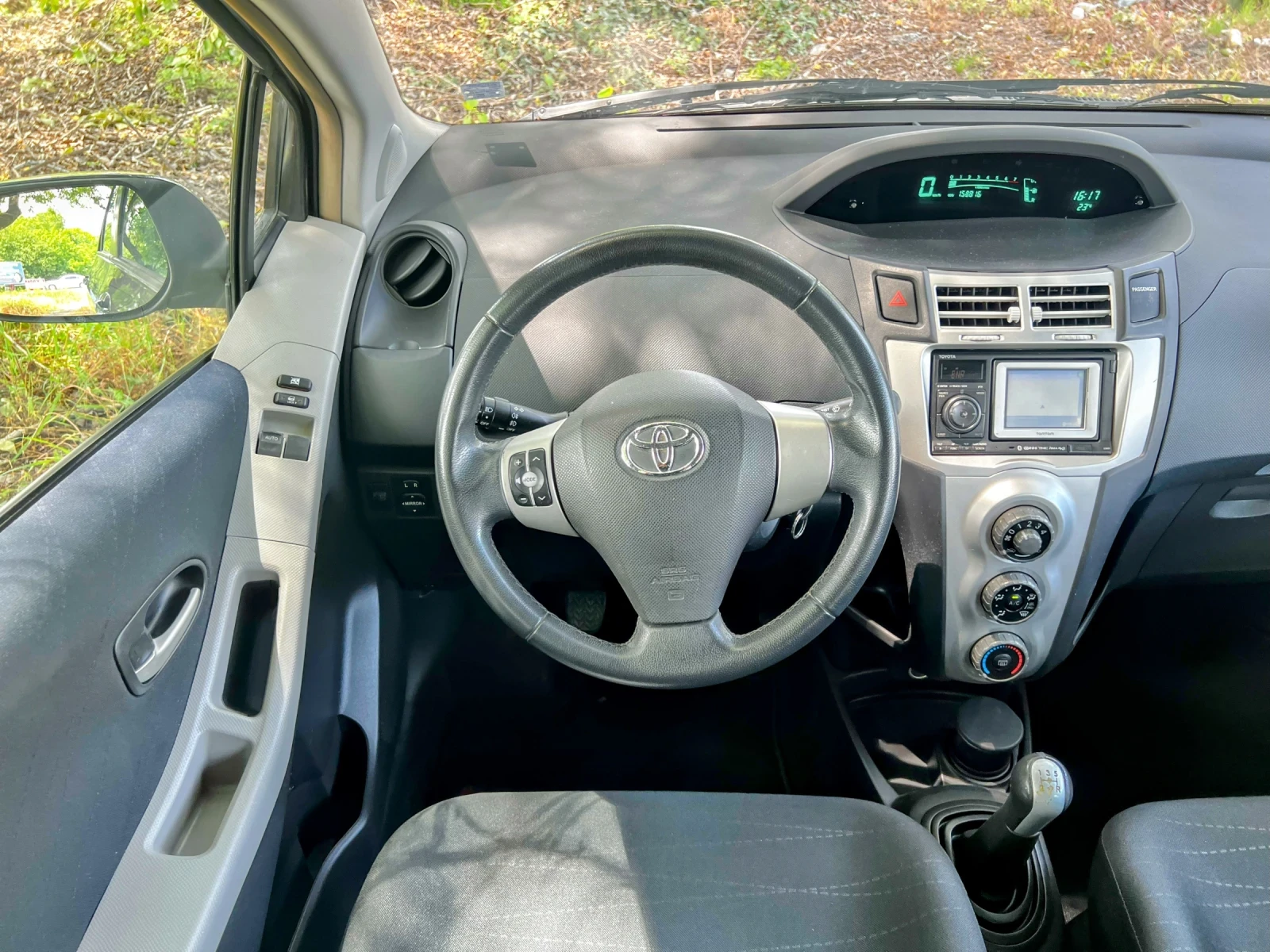 Toyota Yaris 1.3 VVT-I 158000km, снимка 7 - Автомобили и джипове - 54618962
