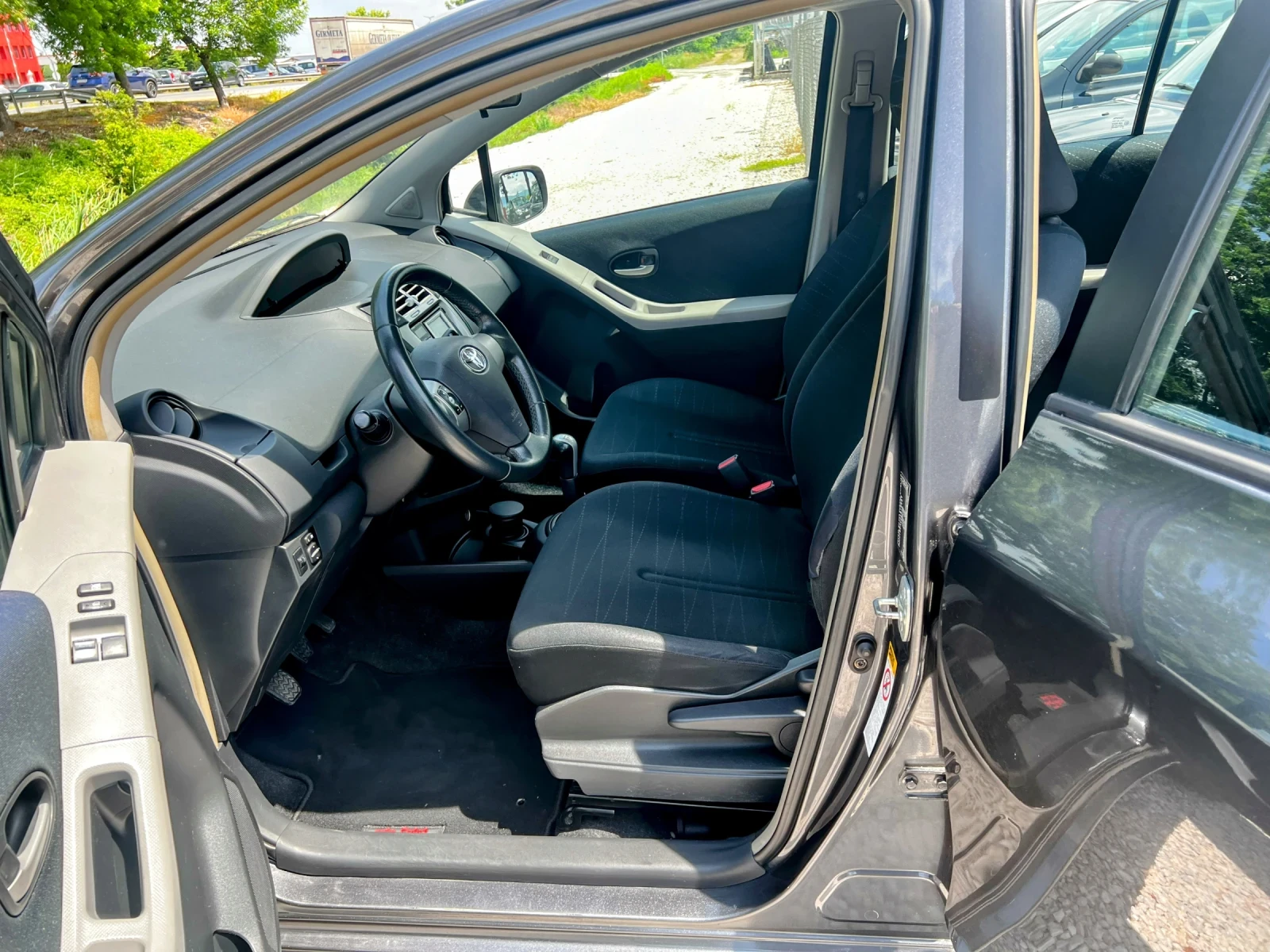 Toyota Yaris 1.3 VVT-I 158000km, снимка 10 - Автомобили и джипове - 54618962