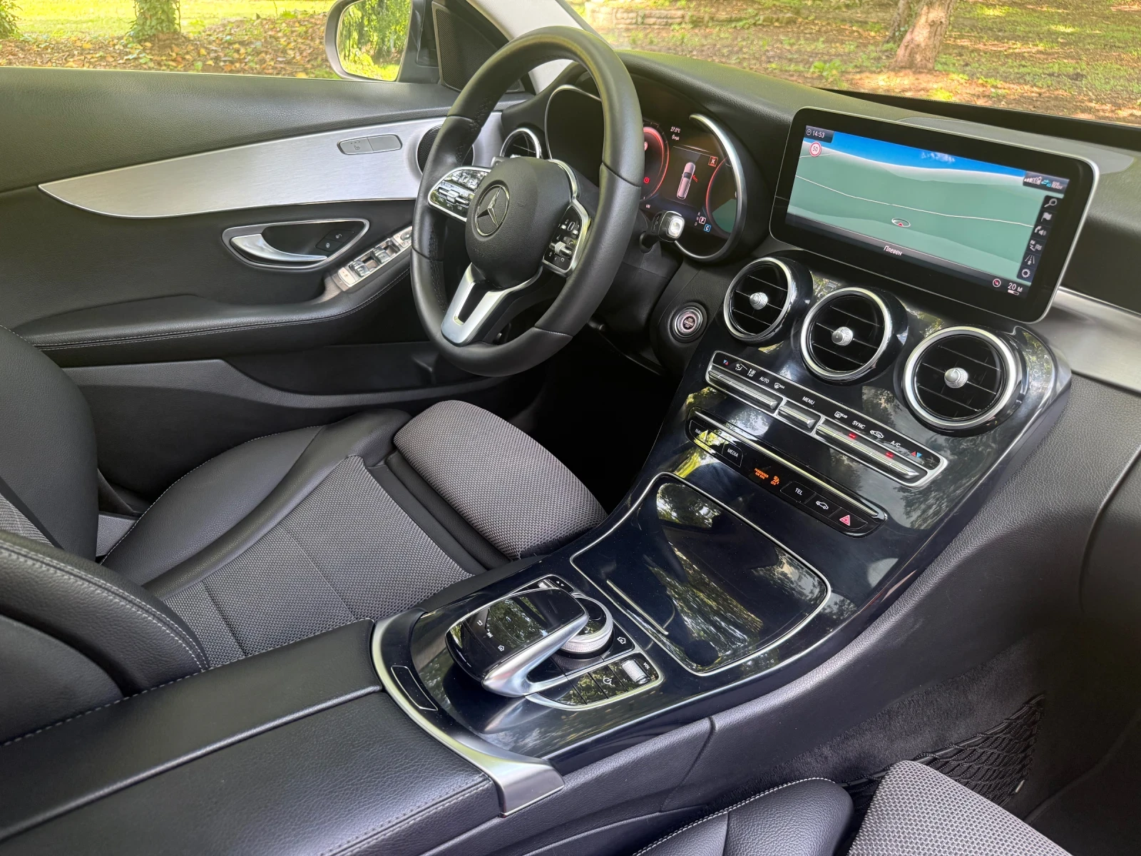 Mercedes-Benz C 220 AMG 4-Matic 9G #DISTR#DigitalCockpit#MULTIBEAM#CAM, снимка 10 - Автомобили и джипове - 54671476