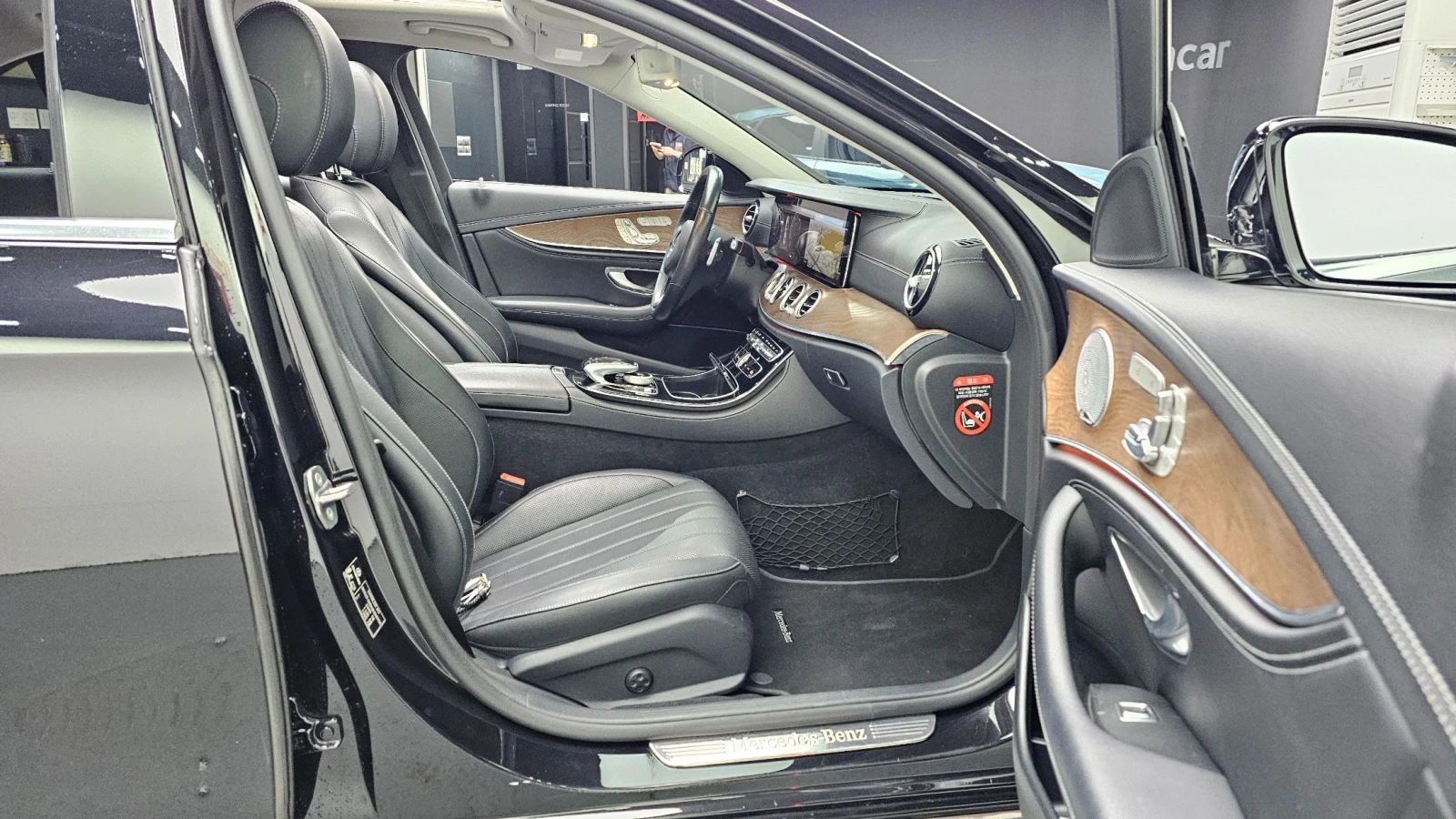 Mercedes-Benz E 300 2.0 4MATIC, снимка 10 - Автомобили и джипове - 55294603