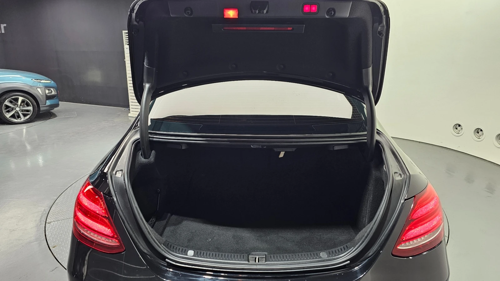 Mercedes-Benz E 300 2.0 4MATIC, снимка 17 - Автомобили и джипове - 55294603