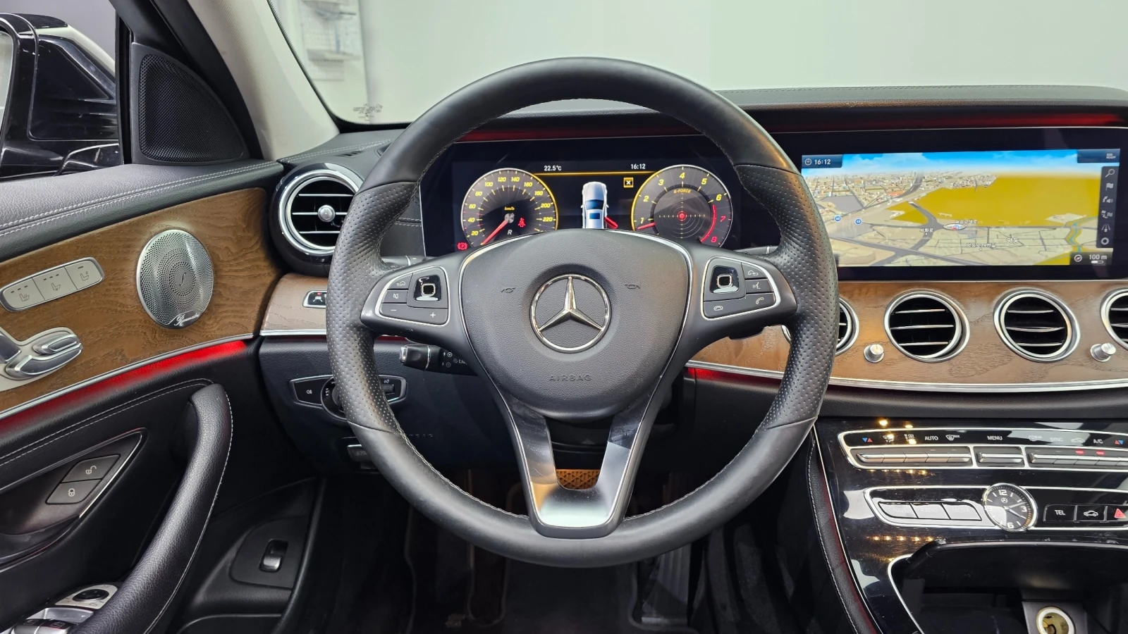 Mercedes-Benz E 300 2.0 4MATIC, снимка 12 - Автомобили и джипове - 55294603