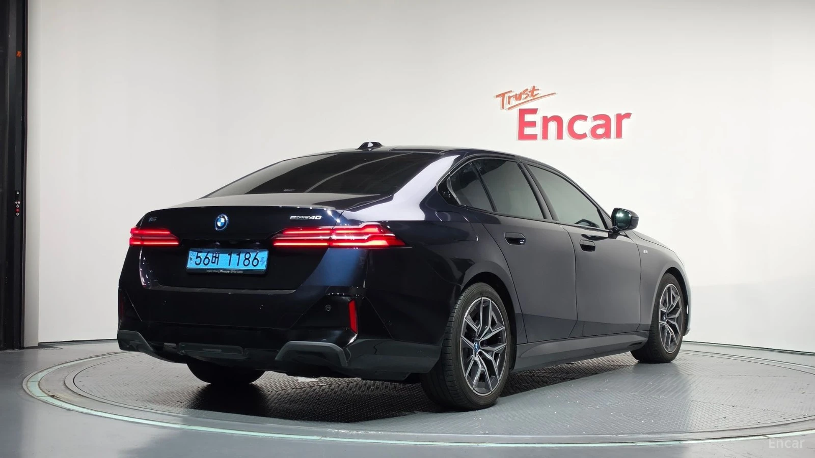 BMW i5 eDRIVE40 M SPORT| 340HP| PANO| HUD| 360| HK, снимка 2 - Автомобили и джипове - 56113538