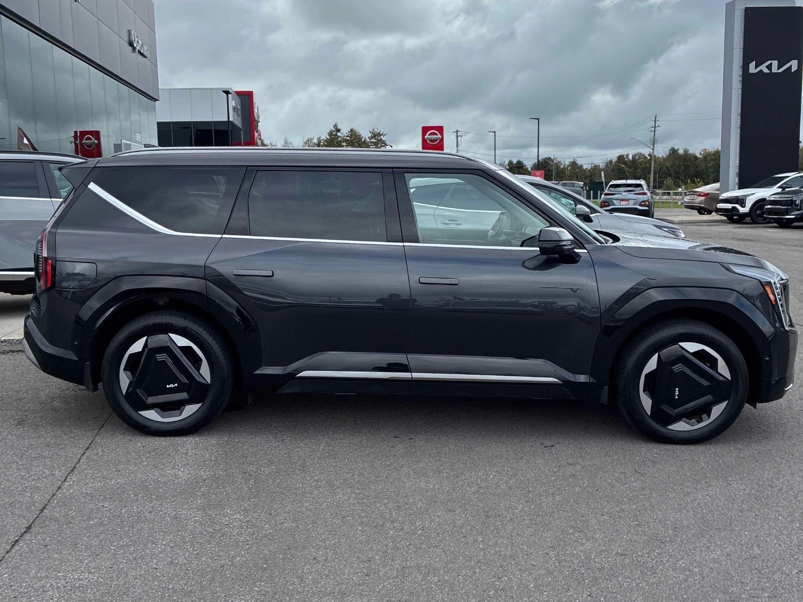 Kia EV9 Land w/Premium Package AWD| MERIDIAN| ОБДУХ, снимка 3 - Автомобили и джипове - 56330606