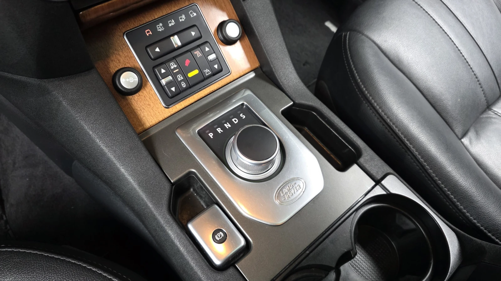 Land Rover Discovery 3.0 SDV6* ЛЮК* ПОДГРЕВ ВОЛАН* КРАЙНА ЦЕНА, снимка 9 - Автомобили и джипове - 55496164