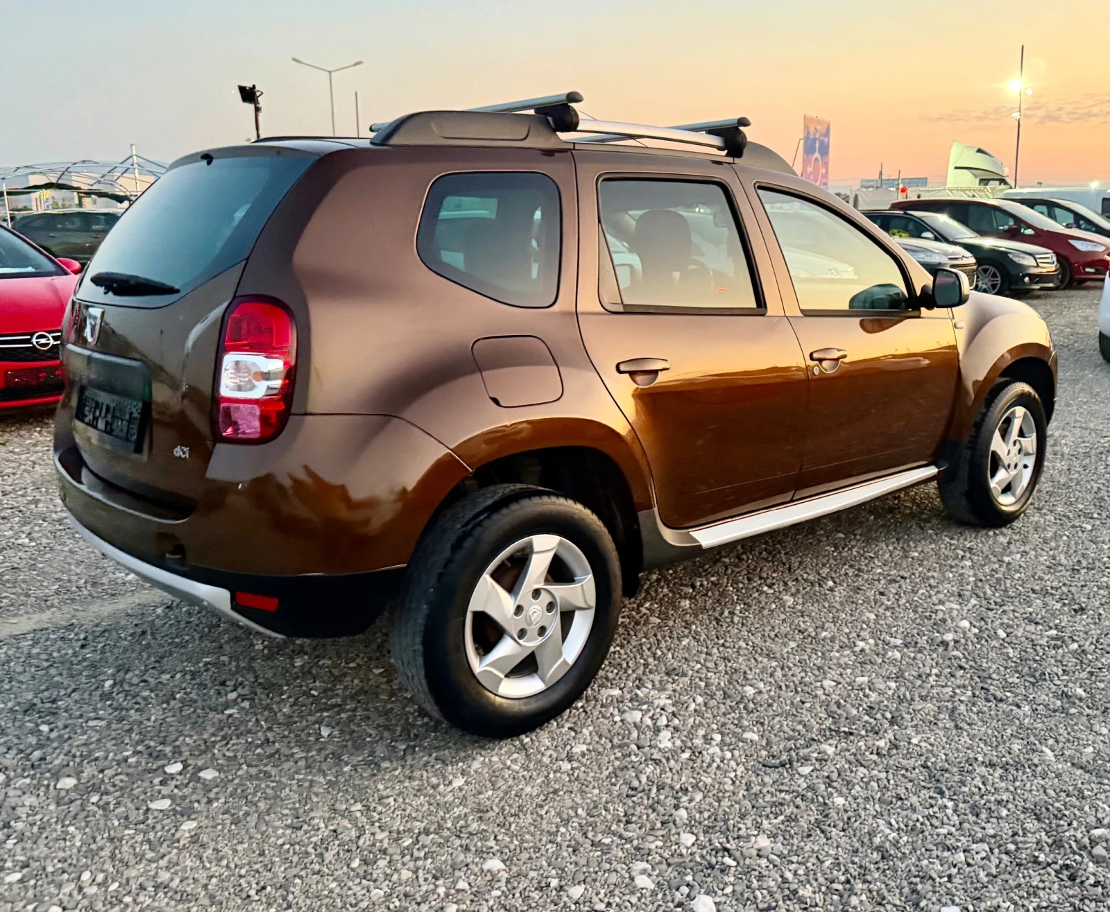 Dacia Duster 1.5Dci * 6ck* 4x4* LAUREATE* , снимка 4 - Автомобили и джипове - 55657649