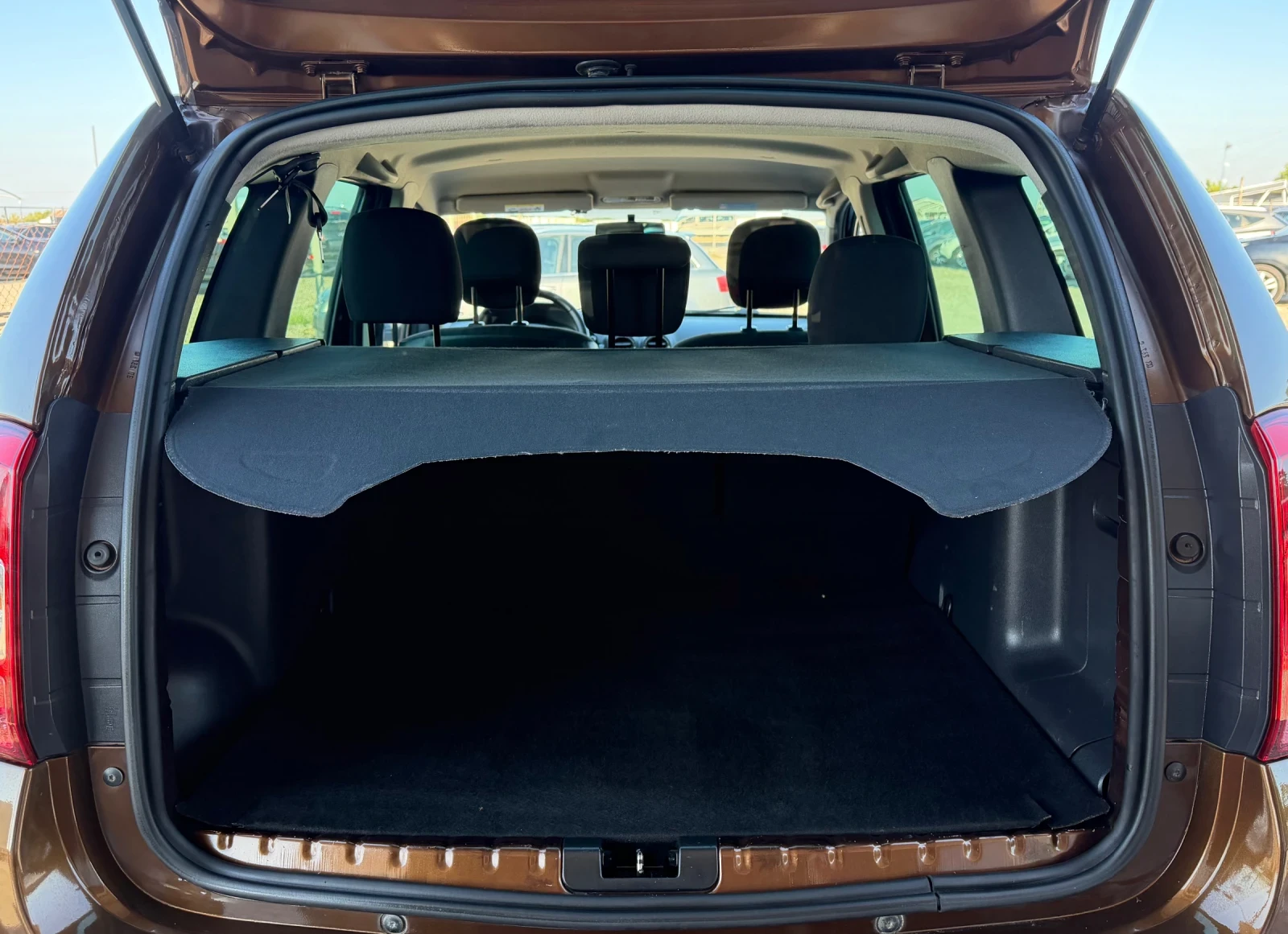 Dacia Duster 1.5Dci * 6ck* 4x4* LAUREATE* , снимка 12 - Автомобили и джипове - 55657649