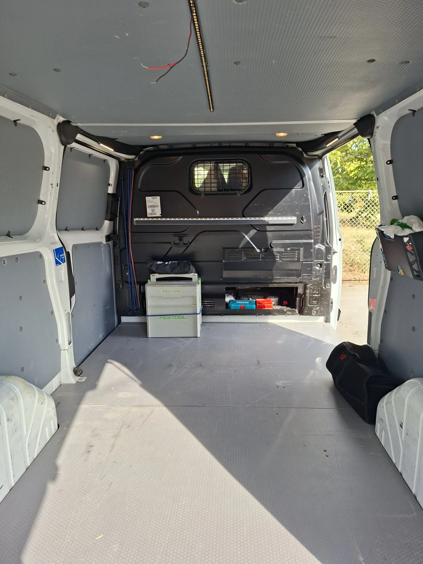 Ford Transit Custom ДЪЛГА БАЗА, ДВЕ СТРАНИЧНИ ВРАТИ, АВТОМАТИК, NAVI, снимка 15 - Бусове и автобуси - 56243009