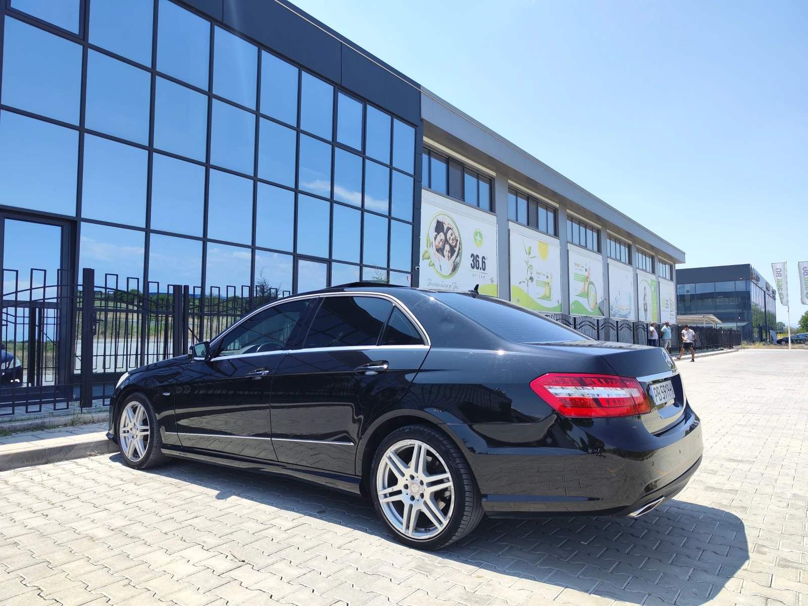 Mercedes-Benz E 350 * AMG* PANORAMA* KEYLESS* TOP - изображение 10