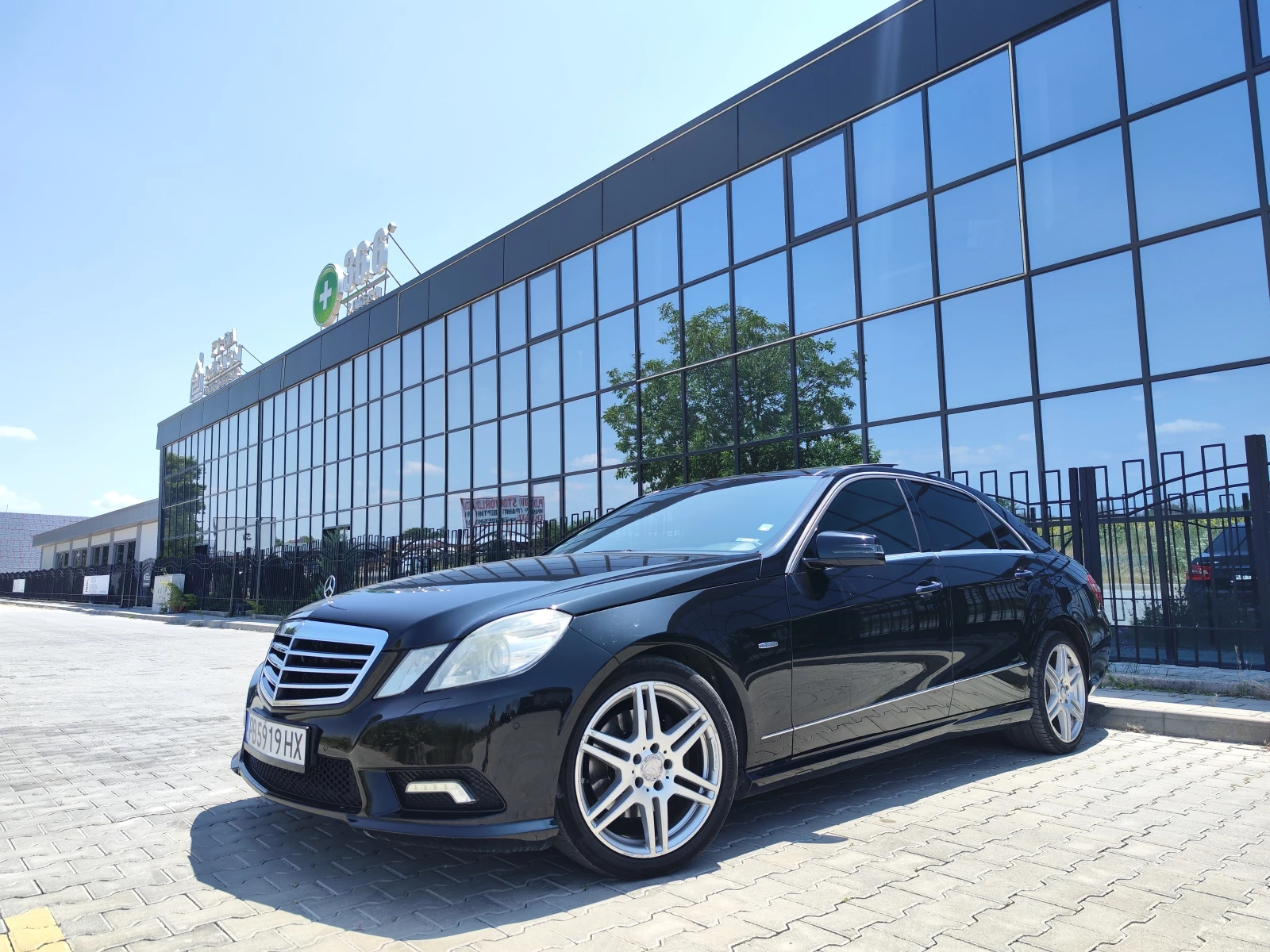 Mercedes-Benz E 350 * AMG* PANORAMA* KEYLESS* TOP - изображение 7