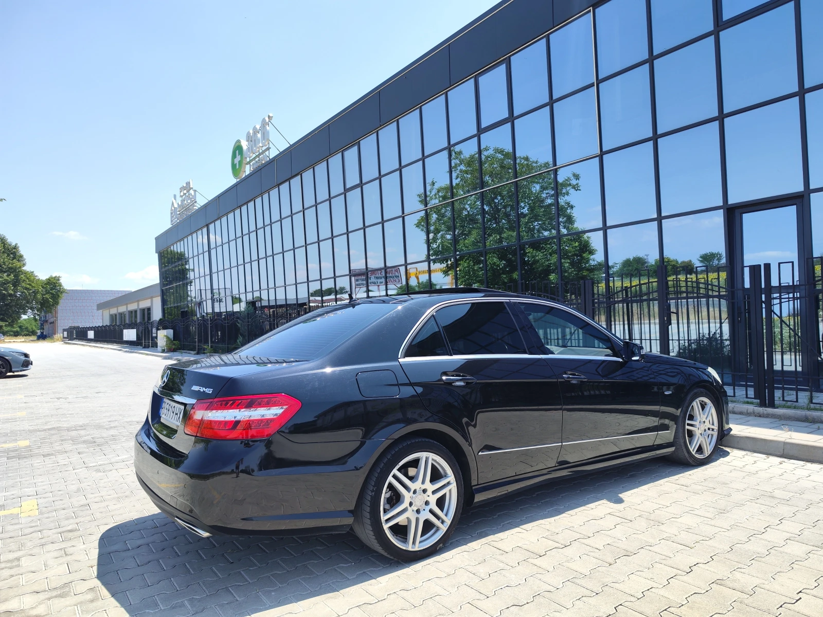 Mercedes-Benz E 350 * AMG* PANORAMA* KEYLESS* TOP - изображение 2