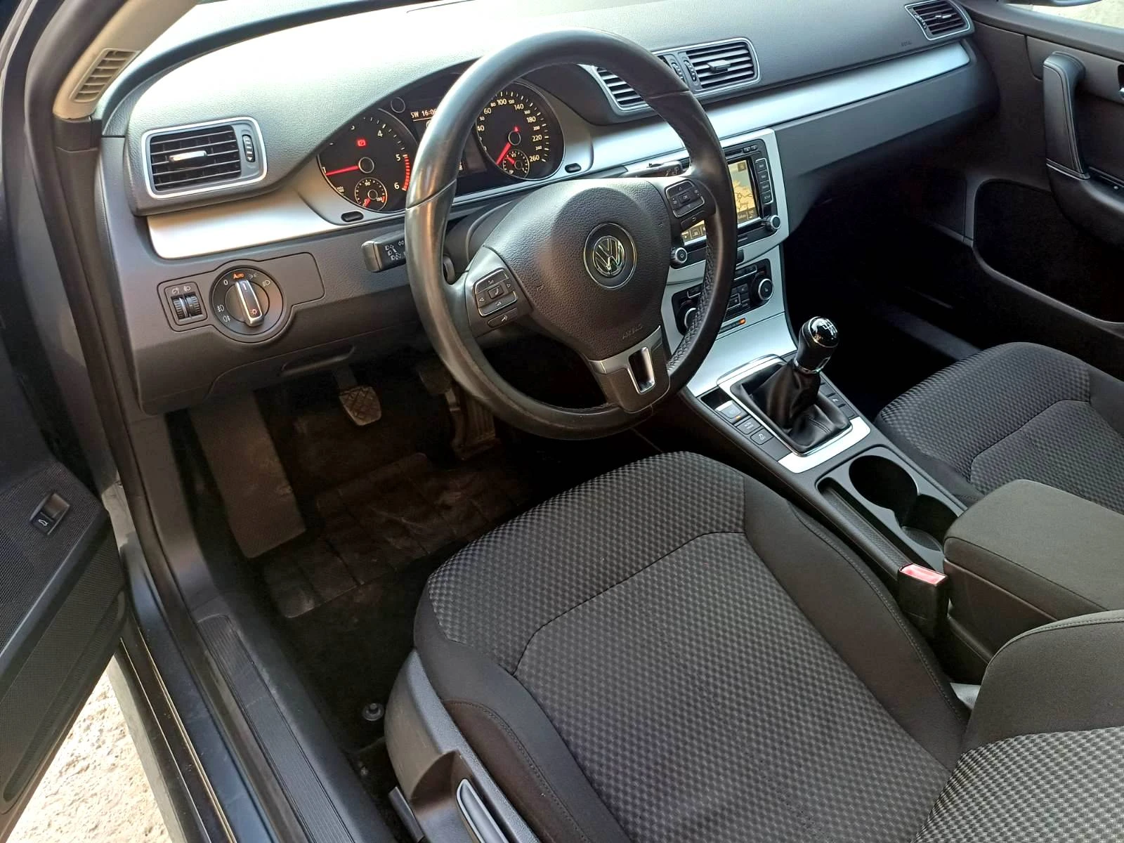 VW Passat 2.0 TDI-NAVI, снимка 10 - Автомобили и джипове - 53707908