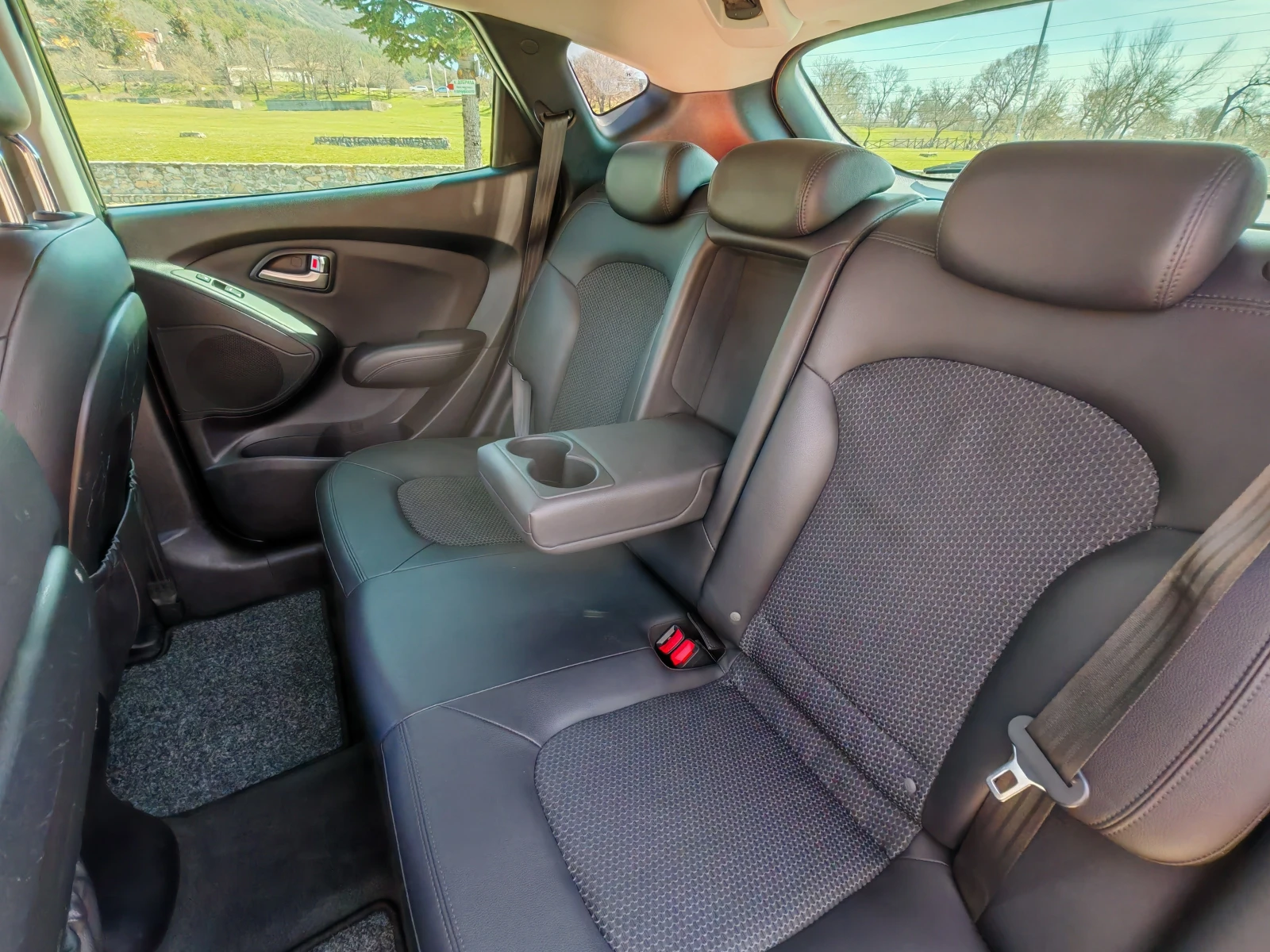 Hyundai IX35 2.0 CRDi KEYLESS, снимка 10 - Автомобили и джипове - 53892342