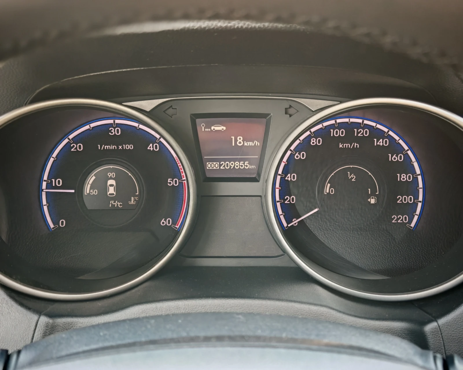 Hyundai IX35 2.0 CRDi KEYLESS, снимка 13 - Автомобили и джипове - 53892342