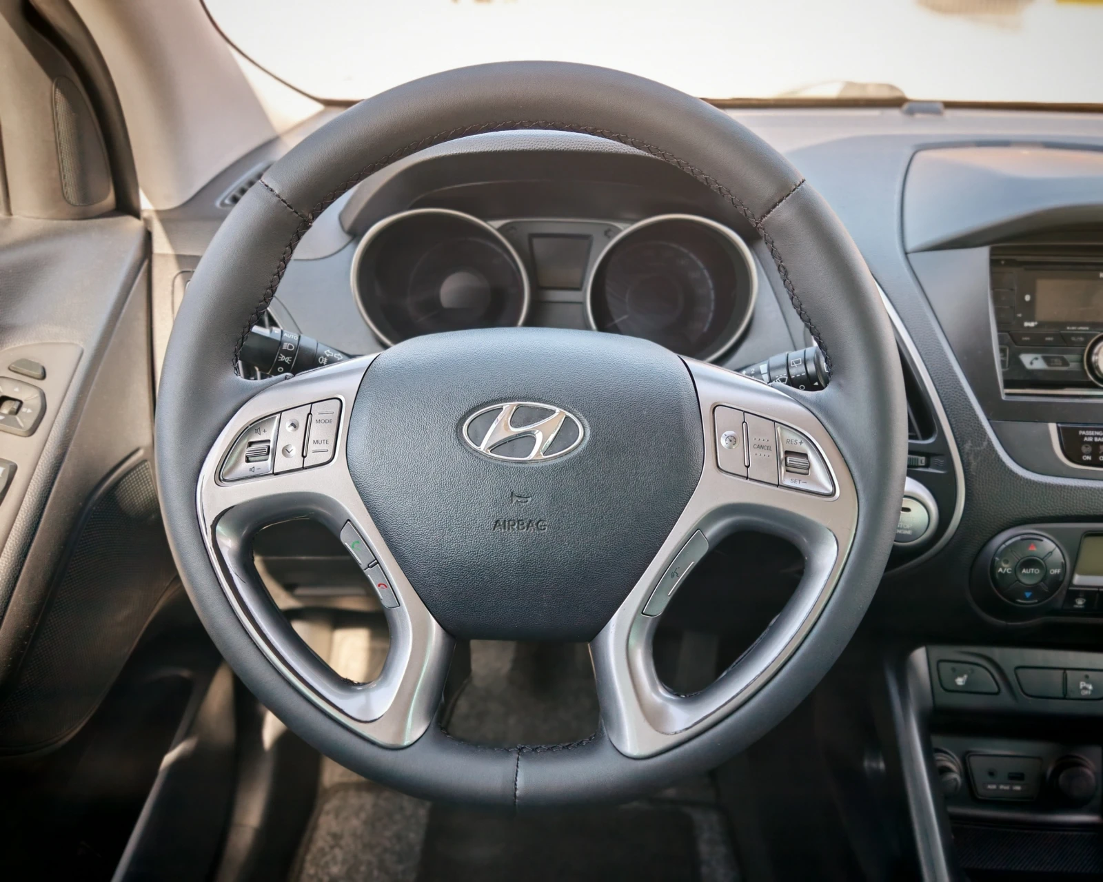 Hyundai IX35 2.0 CRDi KEYLESS, снимка 11 - Автомобили и джипове - 53892342