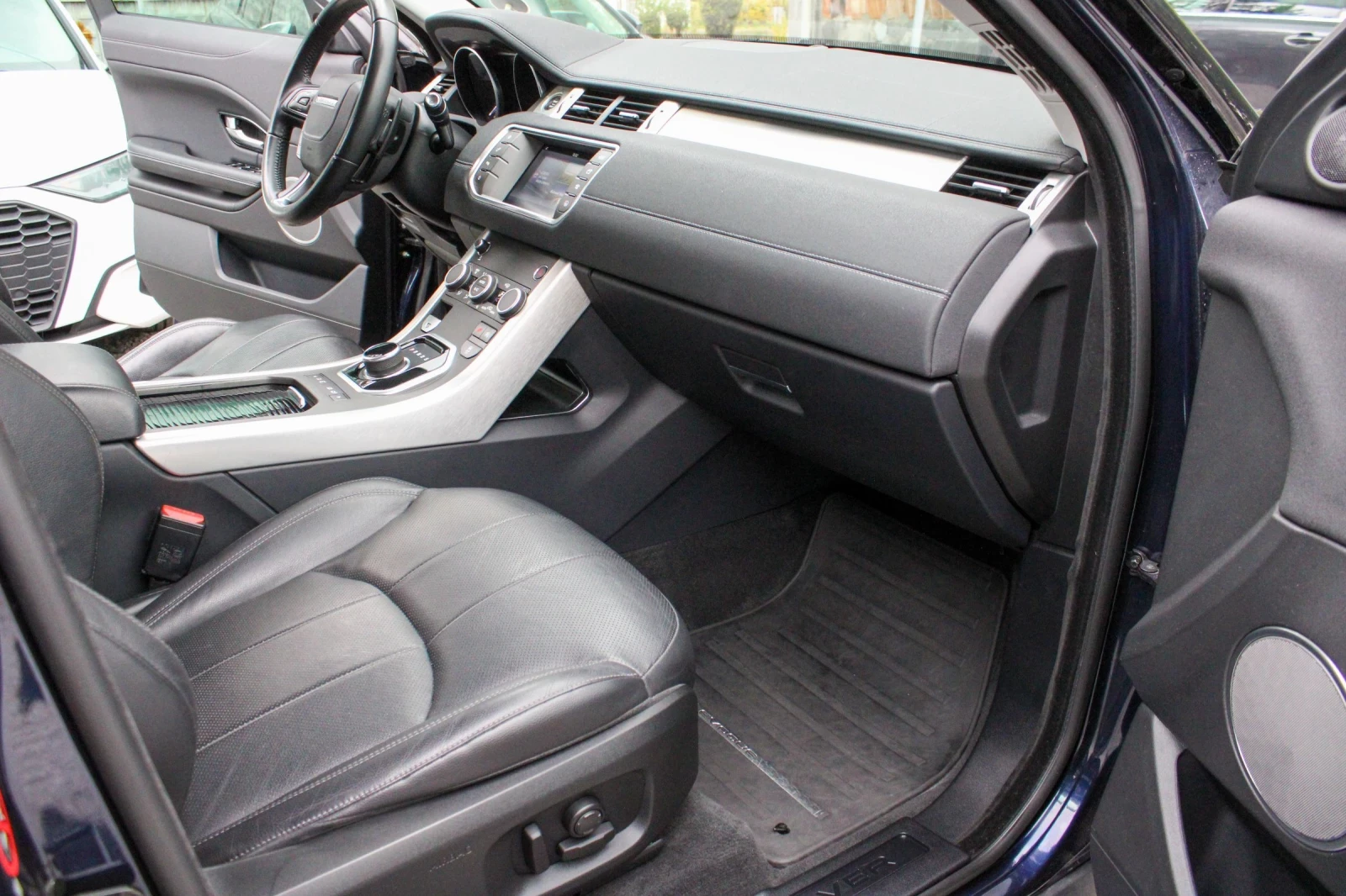 Land Rover Range Rover Evoque 2.0TD4 PURE / 8ZF / ОБСЛУЖЕН, снимка 13 - Автомобили и джипове - 54512876