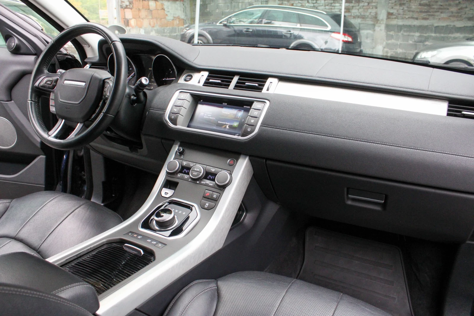 Land Rover Range Rover Evoque 2.0TD4 PURE / 8ZF / ОБСЛУЖЕН, снимка 12 - Автомобили и джипове - 54512876