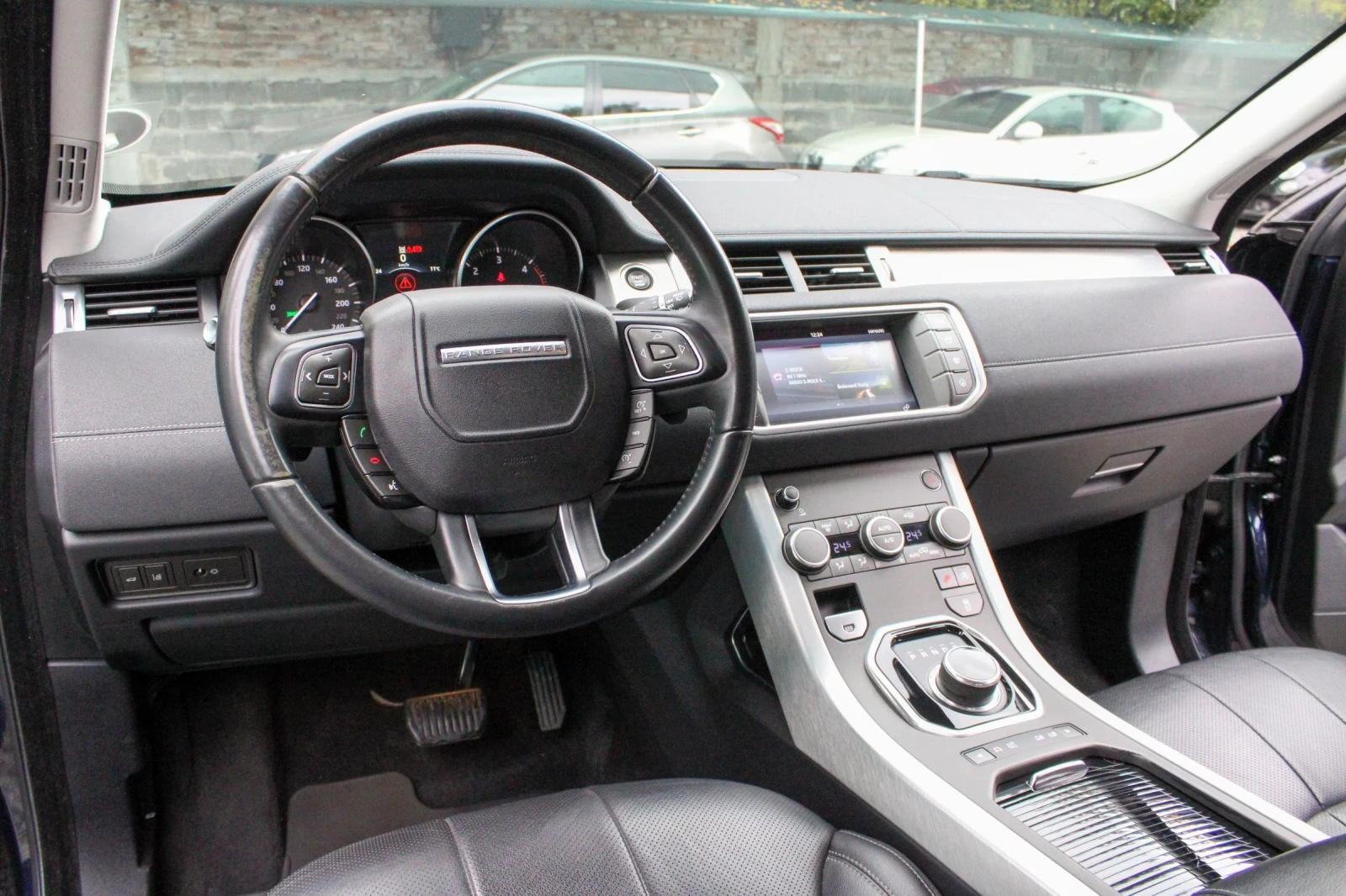 Land Rover Range Rover Evoque 2.0TD4 PURE / 8ZF / ОБСЛУЖЕН, снимка 10 - Автомобили и джипове - 54512876