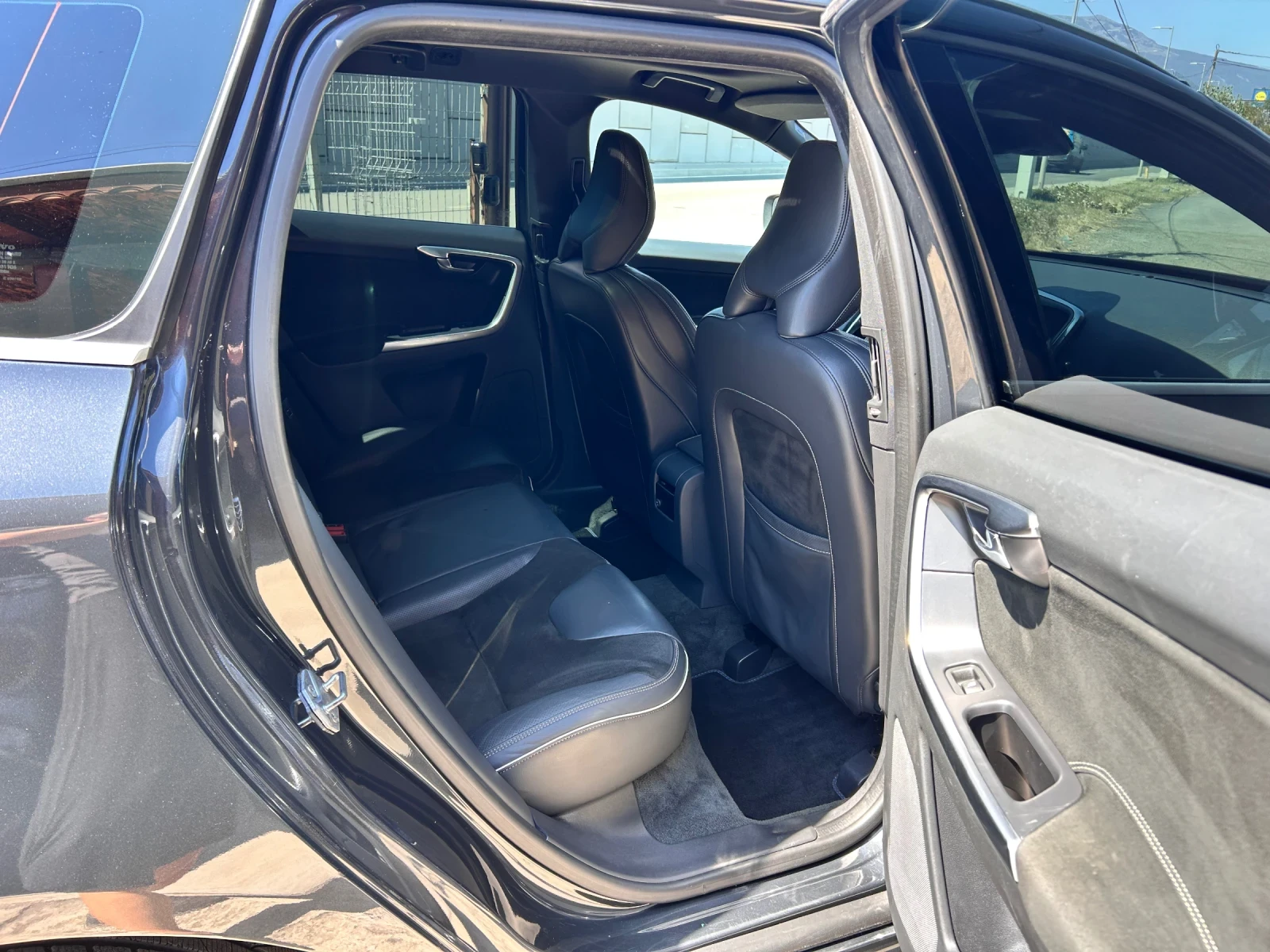 Volvo XC60 2.4 d R-design AWD, снимка 16 - Автомобили и джипове - 55569141