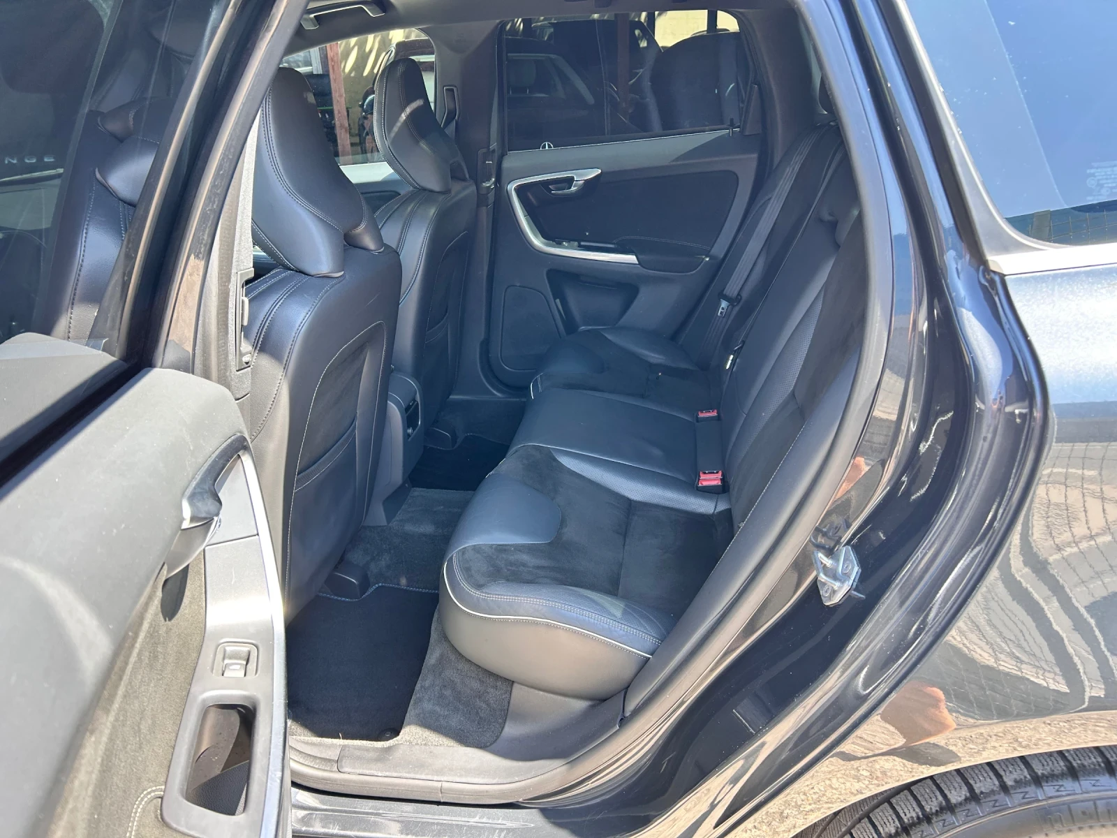 Volvo XC60 2.4 d R-design AWD, снимка 15 - Автомобили и джипове - 55569141