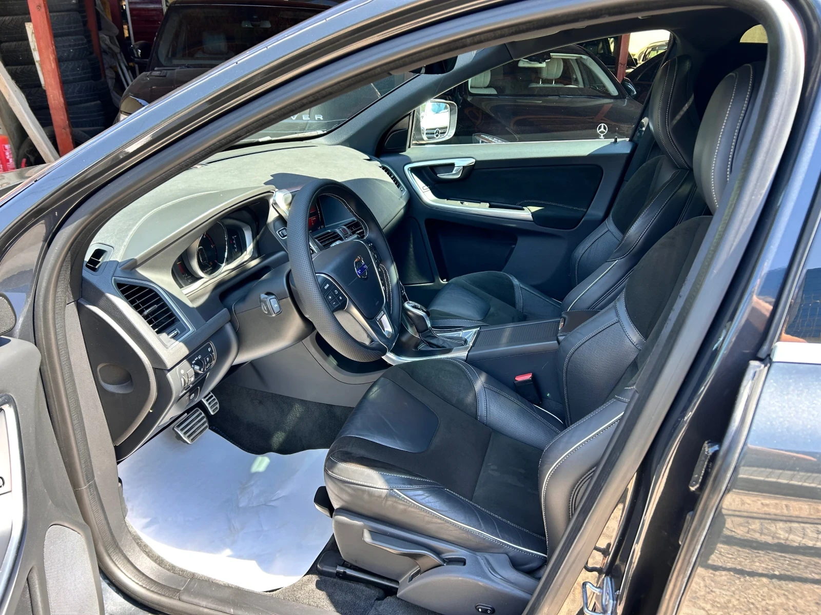 Volvo XC60 2.4 d R-design AWD, снимка 7 - Автомобили и джипове - 55569141