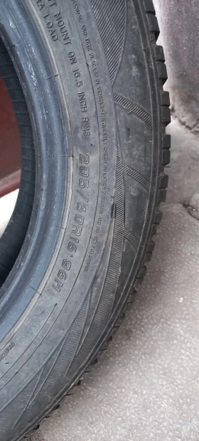 Гуми Зимни 205/60R16, снимка 8 - Гуми и джанти - 46969765