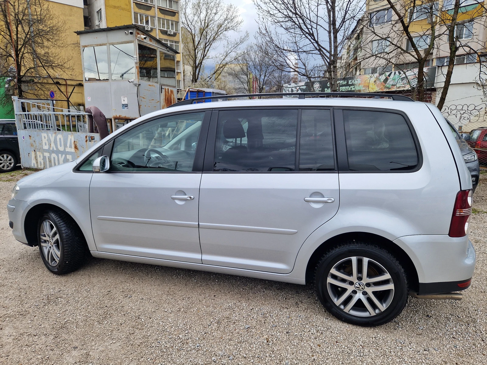 VW Touran 2.0Eco Fuel/HIGH LINE, снимка 8 - Автомобили и джипове - 54081128