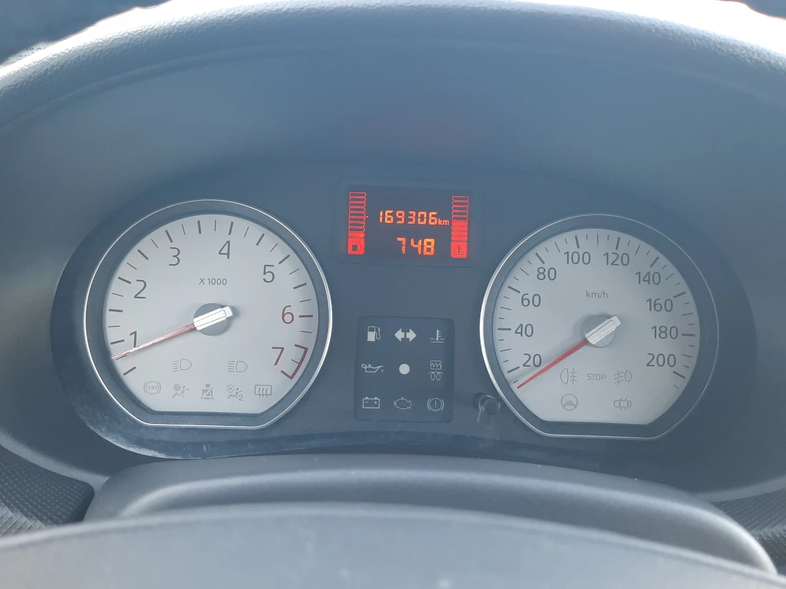 Dacia Logan 2010та 1.6i 6+ 1 A/C, снимка 9 - Автомобили и джипове - 54683673