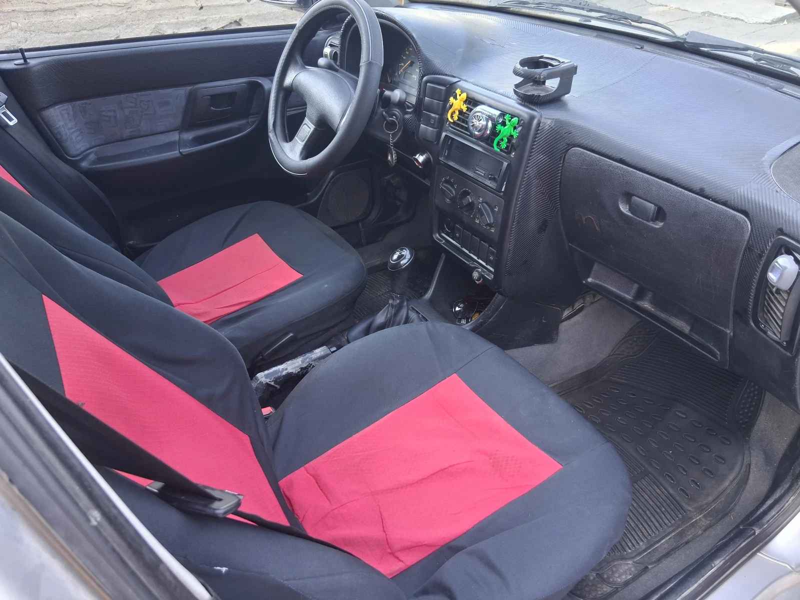 Seat Ibiza 1.0 Бензин, снимка 10 - Автомобили и джипове - 55537745