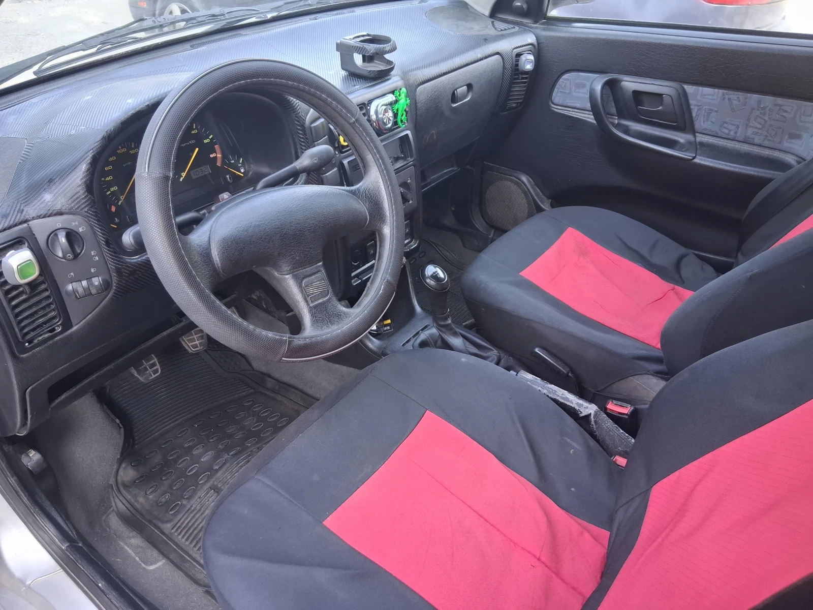 Seat Ibiza 1.0 Бензин, снимка 8 - Автомобили и джипове - 55537745
