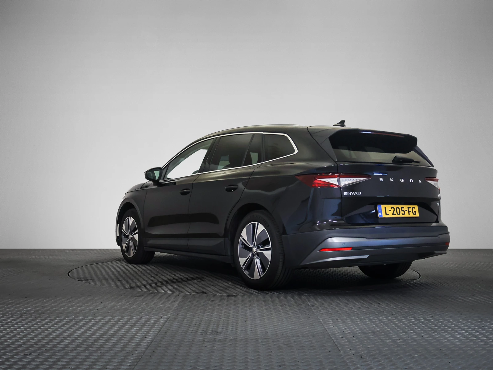 Skoda Enyaq 60, снимка 3 - Автомобили и джипове - 55559080