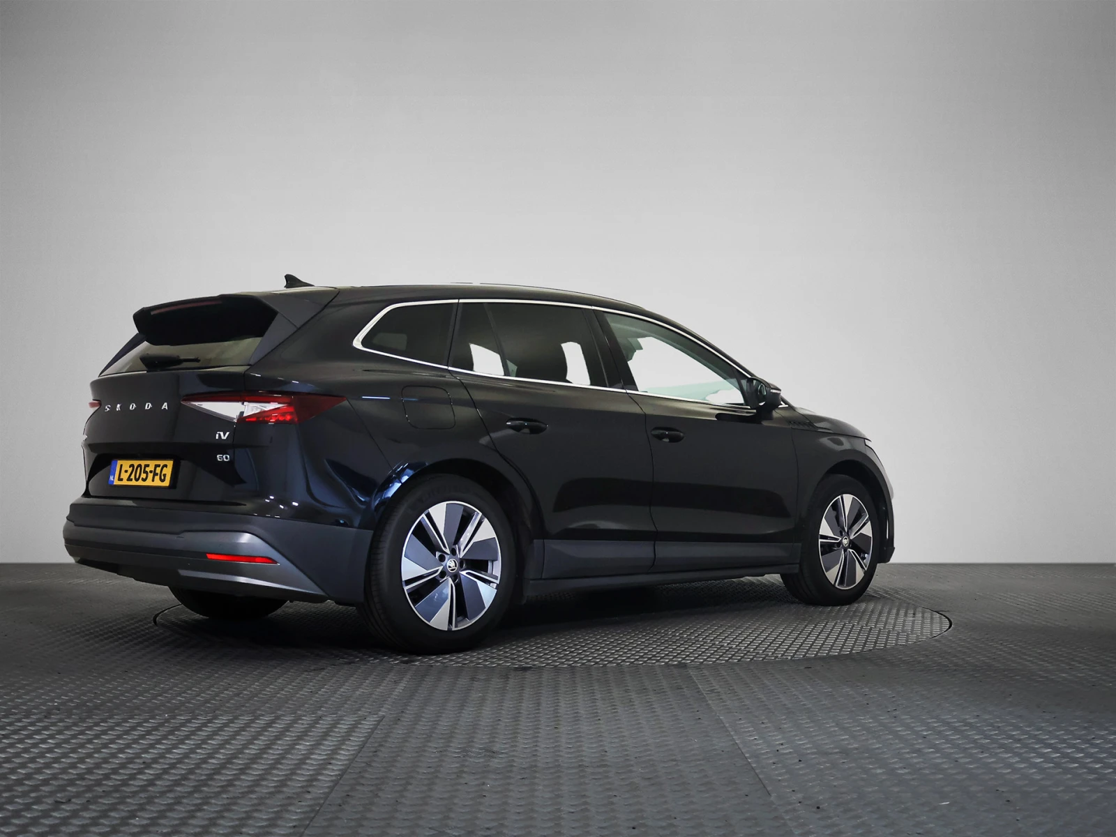 Skoda Enyaq 60, снимка 2 - Автомобили и джипове - 55559080