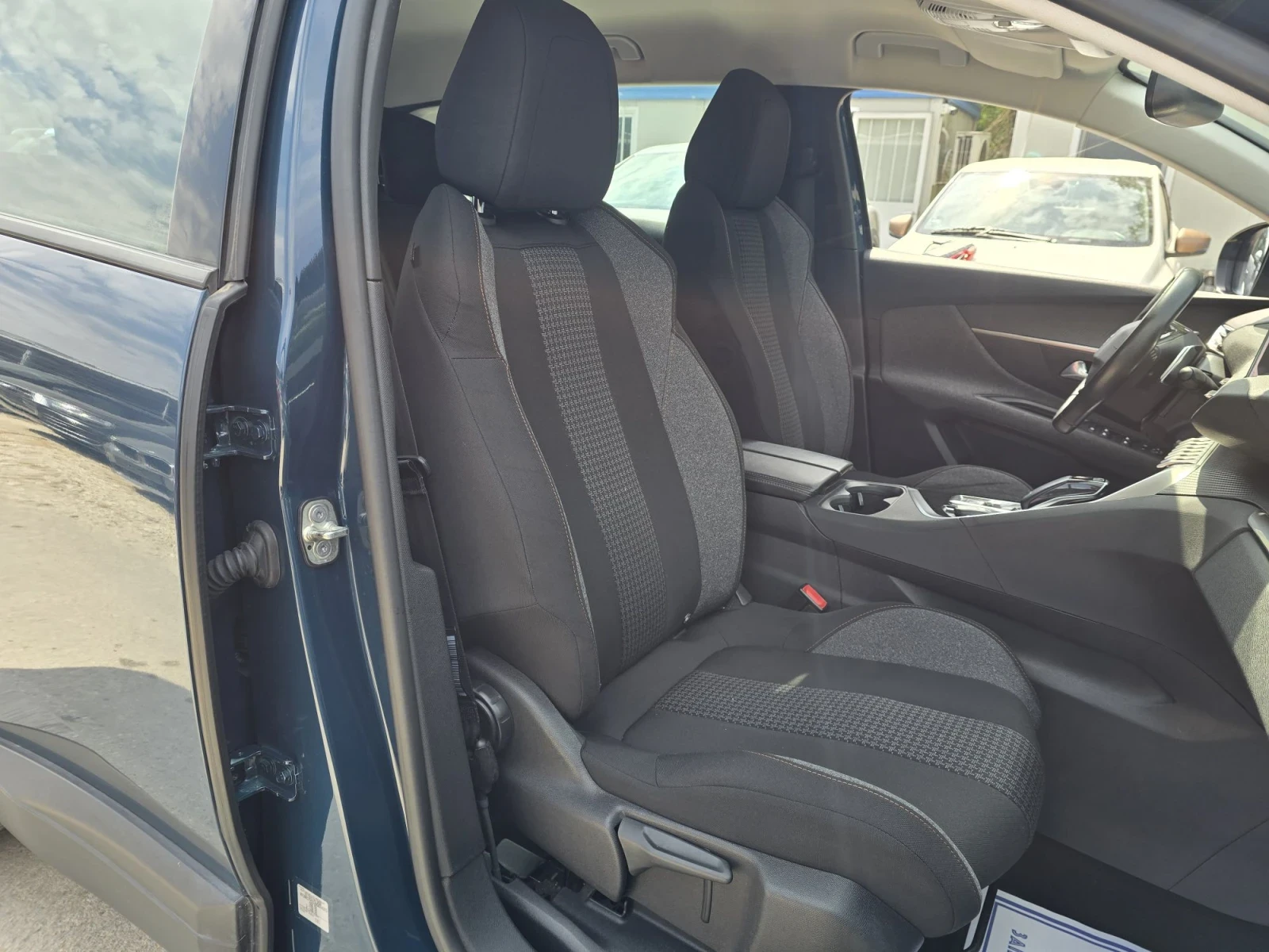 Peugeot 3008 1.5BLUEHDI 131к.с Active Pack, снимка 12 - Автомобили и джипове - 55654734